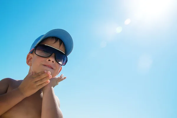 Vackra barn bär blå mössa på stranden — Stockfoto