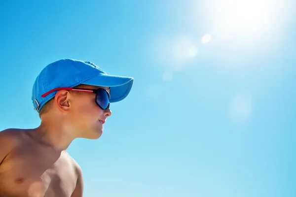 Όμορφο παιδί φορώντας μπλε καπάκι στην παραλία — Φωτογραφία Αρχείου