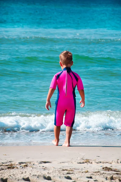 Kleiner Junge im Taucheranzug geht ins Meer — Stockfoto