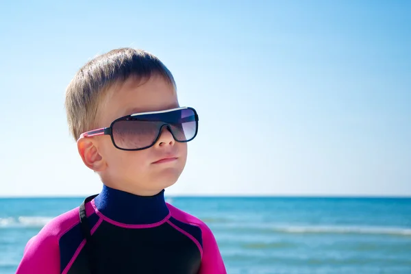 Söta unge pojke, strand — Stockfoto