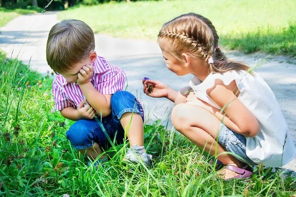 Malá holčička se omlouvá urazil Boy — Stock fotografie
