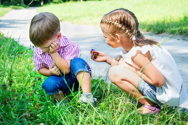 Liten flicka ber om ursäkt att kränkt pojke — Stockfoto