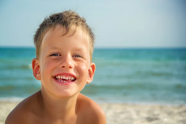 Porträtt av fyra år pojke på stranden — Stockfoto