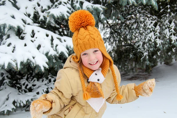 Fem år flicka nära snötäckta GranTree — Stockfoto