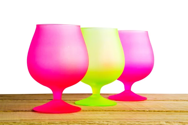Belos três óculos verdes e rosa na mesa de madeira — Fotografia de Stock