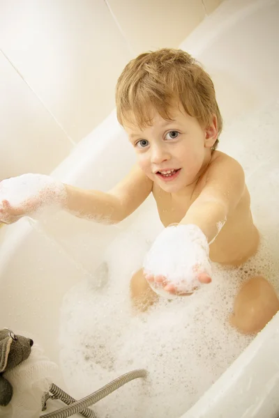 Netter Junge, der ein Bad mit Schaum nimmt — Stockfoto