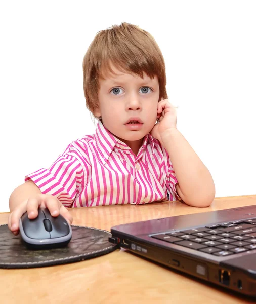 Bonito menino de três anos com laptop isolado em branco — Fotografia de Stock