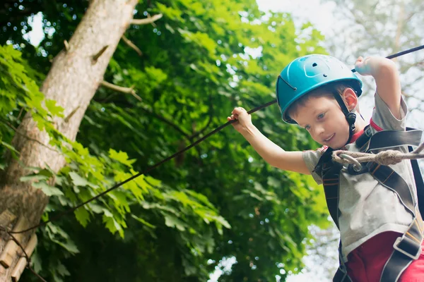 Πέντε ετών αγόρι στο σχοινί-δρόμο στο δάσος — Φωτογραφία Αρχείου