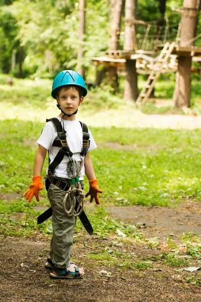 Öt éves fiú a kötél-erdei út — Stock Fotó