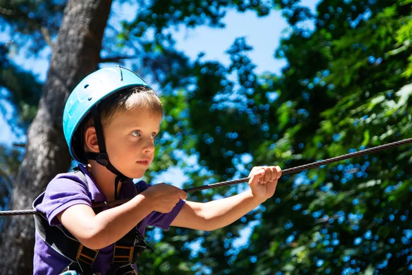 Niño de cinco años en camino de cuerda en el bosque — Foto de Stock