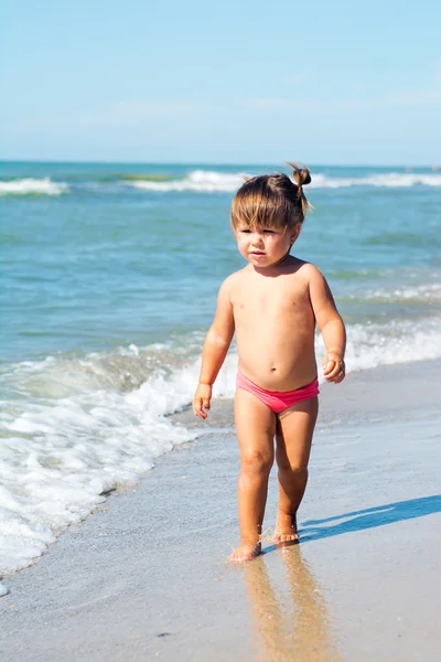 Bebê menina andando na praia do mar — Fotografia de Stock