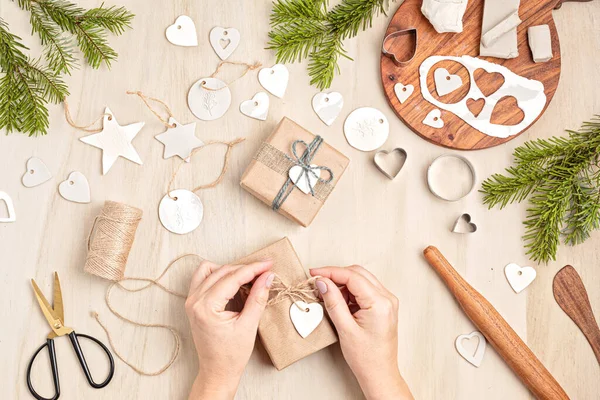 Mit Modelliermasse Handgefertigten Weihnachtsschmuck Und Anhänger Herstellen Diy Personalisierte Weihnachtsdekoration — Stockfoto