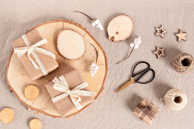 Hediyeleri paketlemek ve doğal renklerde çevre dostu noel kartları ve süsler yaratmak. Plastik yok, sıfır atık xmas kutlaması konsepti. Üst manzara, düz uzanma