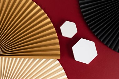 Podyum, stand, ürün sunumu platformu. Kağıt fanları ve Noel dekorasyonundan oluşan soyut bir arkaplan. Marka ve ambalaj sunumu için model.