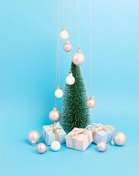 青いパステルの背景に装飾が施されたクリスマスツリー 冬の休日 クリスマスと新年のお祝いのグリーティングカードのための最小限の画像 — ストック写真