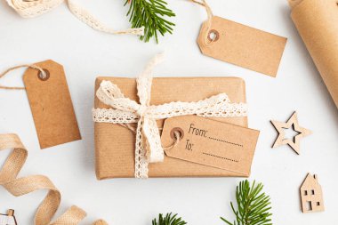 Çevre dostu alternatif yeşil Noel hediyeleri geri dönüşümlü el işi kağıdıyla sarılmış. Sıfır atık Noel, düz uzanma, üst manzara