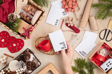 Bakım paketi, içinde mutfak gereçleri, furoshiki kutusu ve kurabiyeler olan mevsimlik hediye kutusu. Kış tatili için kişisel çevre dostu sepet. Üst manzara, düz uzanma