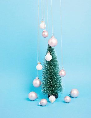 Pembe arka planda süsleri olan Noel ağacı. Kış tatili, xmas ve yeni yıl kutlama kartı için en düşük resim