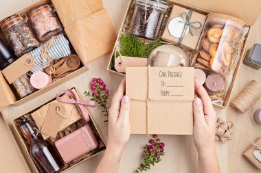 Bakım paketi, içinde kahve, kurabiye, mum, baharat ve fincanlar olan mevsimlik hediye paketi. Aile ve arkadaşlar için kişisel çevre dostu sepet şükran günü, Noel, anneler günü tatili.. 