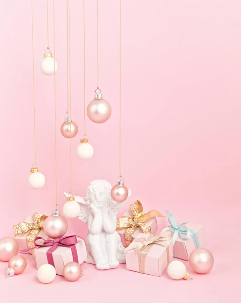 Anjo Branco Com Enfeites Natal Sobre Fundo Rosa Imagem Mínima — Fotografia de Stock