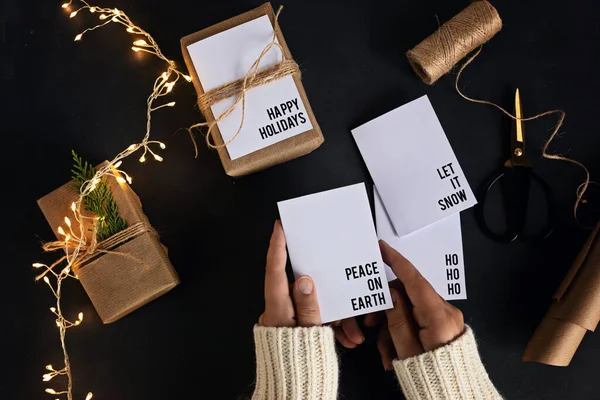 Regalos Ecológicos Alternativos Verdes Navidad Envueltos Con Papel Artesanal Reciclado — Foto de Stock