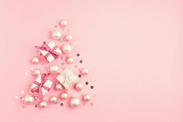 Ozdoby Świąteczne Pudełka Prezentów Kształcie Choinki Różowym Tle Karta Okoliczno — Zdjęcie stockowe