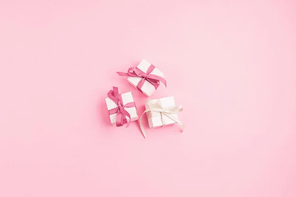 Weihnachtsgeschenkboxen Auf Rosa Hintergrund Winterurlaub Valentinstag Muttertagsgeschenk Saisonaler Einkauf Mit — Stockfoto