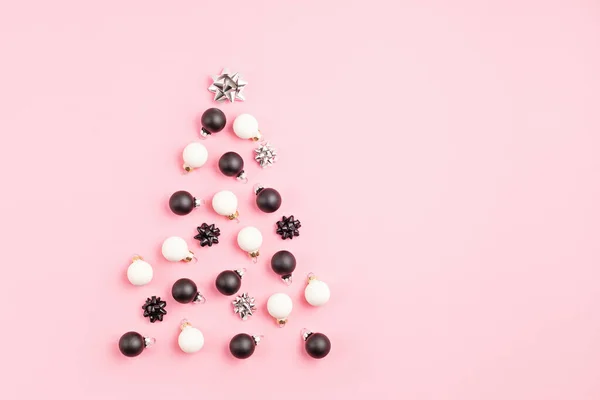 Adornos Navidad Dispuestos Forma Árbol Navidad Sobre Fondo Rosa Tarjeta — Foto de Stock