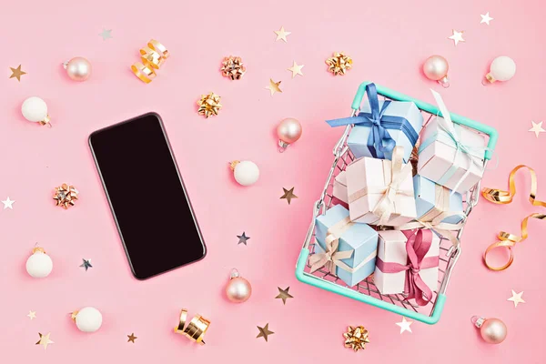 Karácsonyi Ajándékdobozok Bevásárlókosárban Mobilon Rózsaszín Háttérrel Téli Ünnepek Online Ajándék — Stock Fotó