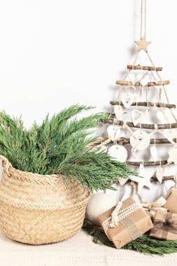 Sıfır israf Noel 'i el yapımı kağıt ve ışık duvarında asılı duran alternatif el yapımı xmas ağacıyla süslenmiş hediyelerle.