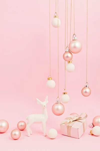 Veado Branco Com Enfeites Natal Sobre Fundo Rosa Imagem Mínima — Fotografia de Stock