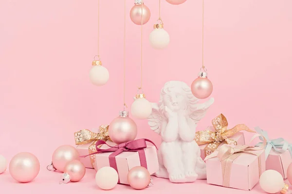 Anjo Branco Com Enfeites Natal Sobre Fundo Rosa Imagem Mínima — Fotografia de Stock