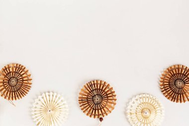 Arka planda kağıt vantilatörlü şablon, Çin Yeni Yılı, Noel, Yeni Yıl Geçmişi. Ürün sunumu için maket, düz yatış, üst görünüm