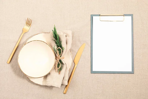 Kerst Feestelijke Menu Mockup Scene Lege Borden Dennen Takken Linnen — Stockfoto