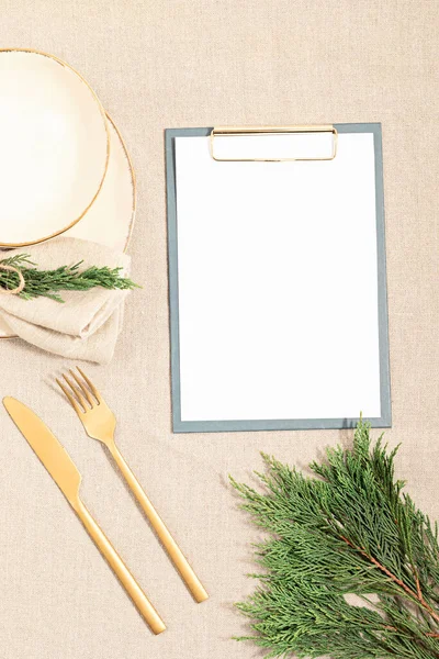 Kerst Feestelijke Menu Mockup Scene Lege Borden Dennen Takken Linnen — Stockfoto