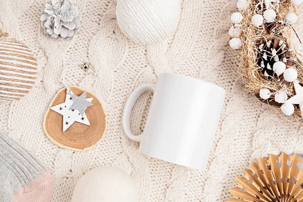 Beyaz Kupalı Bir Model Örülmüş Arka Planda Çevre Dostu Noel — Stok fotoğraf