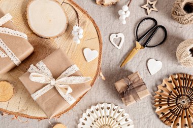 Hediyeleri paketlemek ve doğal renklerde çevre dostu noel kartları ve süsler yaratmak. Plastik yok, sıfır atık xmas kutlaması konsepti. Üst manzara, düz uzanma