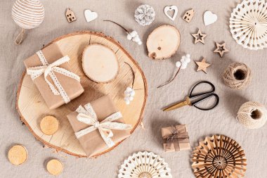 Hediyeleri paketlemek ve doğal renklerde çevre dostu noel kartları ve süsler yaratmak. Plastik yok, sıfır atık xmas kutlaması konsepti. Üst manzara, düz uzanma