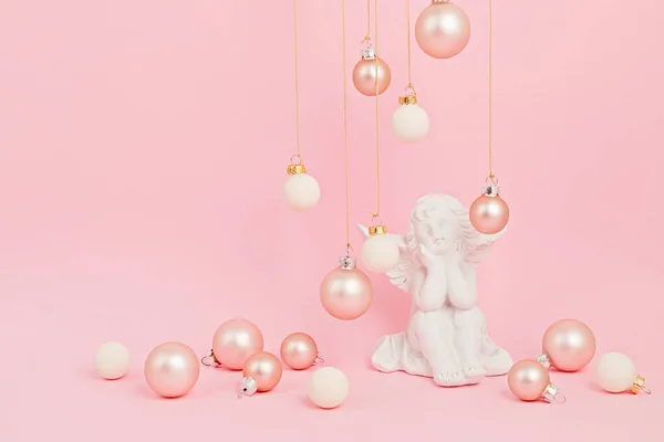 Anjo Branco Com Enfeites Natal Sobre Fundo Rosa Imagem Mínima — Fotografia de Stock