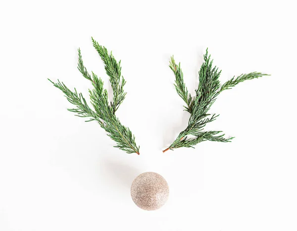 Weihnachten Rentier Konzept Aus Zweigen Und Christbaumkugel Auf Weißem Hintergrund — Stockfoto