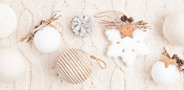 İskandinav tarzı, samimi çevre dostu, arka planda el yapımı Noel süsleri, düz yatış, üst manzara afişi