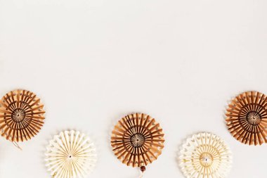 Arka planda kağıt vantilatörlü şablon, Çin Yeni Yılı, Noel, Yeni Yıl Geçmişi. Ürün sunumu için maket, düz yatış, üst görünüm