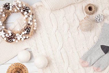 İskandinav tarzı, samimi çevre dostu, el yapımı Noel süsleri ve hafif arka planda hediyeler, düz yatış, fotokopi alanı ile üst görünüm