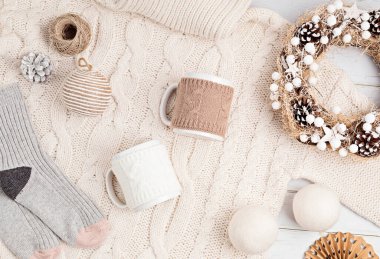 İskandinav tarzı, samimi çevre dostu, el yapımı Noel süsleri ve hafif arka planda hediyeler, düz yatış, fotokopi alanı ile üst görünüm