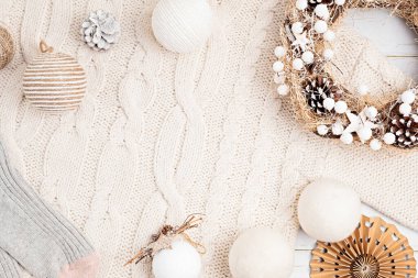 İskandinav tarzı, samimi çevre dostu, el yapımı Noel süsleri ve hafif arka planda hediyeler, düz yatış, fotokopi alanı ile üst görünüm