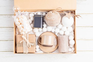 Bakım paketi, mevsimlik hediye kutusu çay, mum, bardak ve kostüm. Noel için aile ve arkadaşlar için kişisel çevre dostu sepet. Üst manzara, düz uzanma