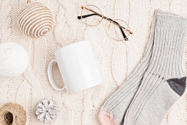 Beyaz kupalı bir model ve örülmüş arka planda çevre dostu Noel süsleri. Boş bardaktaki yazı için fotokopi alanı olan rahat Xmas dekorasyonları. Düz yatış, üst görünüm