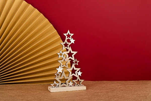 Primer Plano Árbol Navidad Decorativo Hecho Estrellas Doradas Con Abanico —  Fotos de Stock