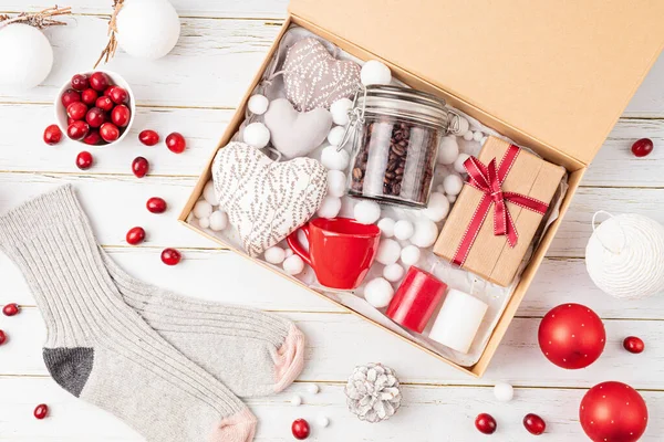 Preparando Paquete Cuidado Caja Regalo Temporada Con Café Velas Calcetines — Foto de Stock