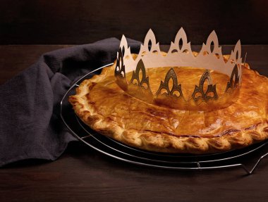 Kral keki ya da Fransızcada galette des rois. Altın kaplama taç ve küçük tılsımlı geleneksel tezahür turtası.